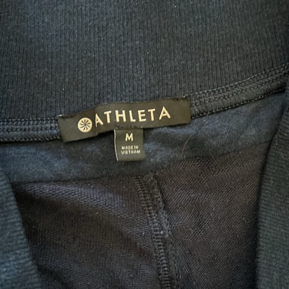Athleta navy short with pockets - Picture 5 of 6
